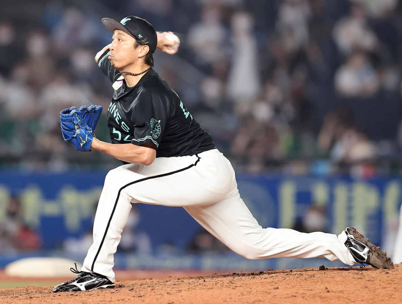 ロッテ対日本ハム　9回表、ロッテ5番手で登板し力投する益田（撮影・垰建太）