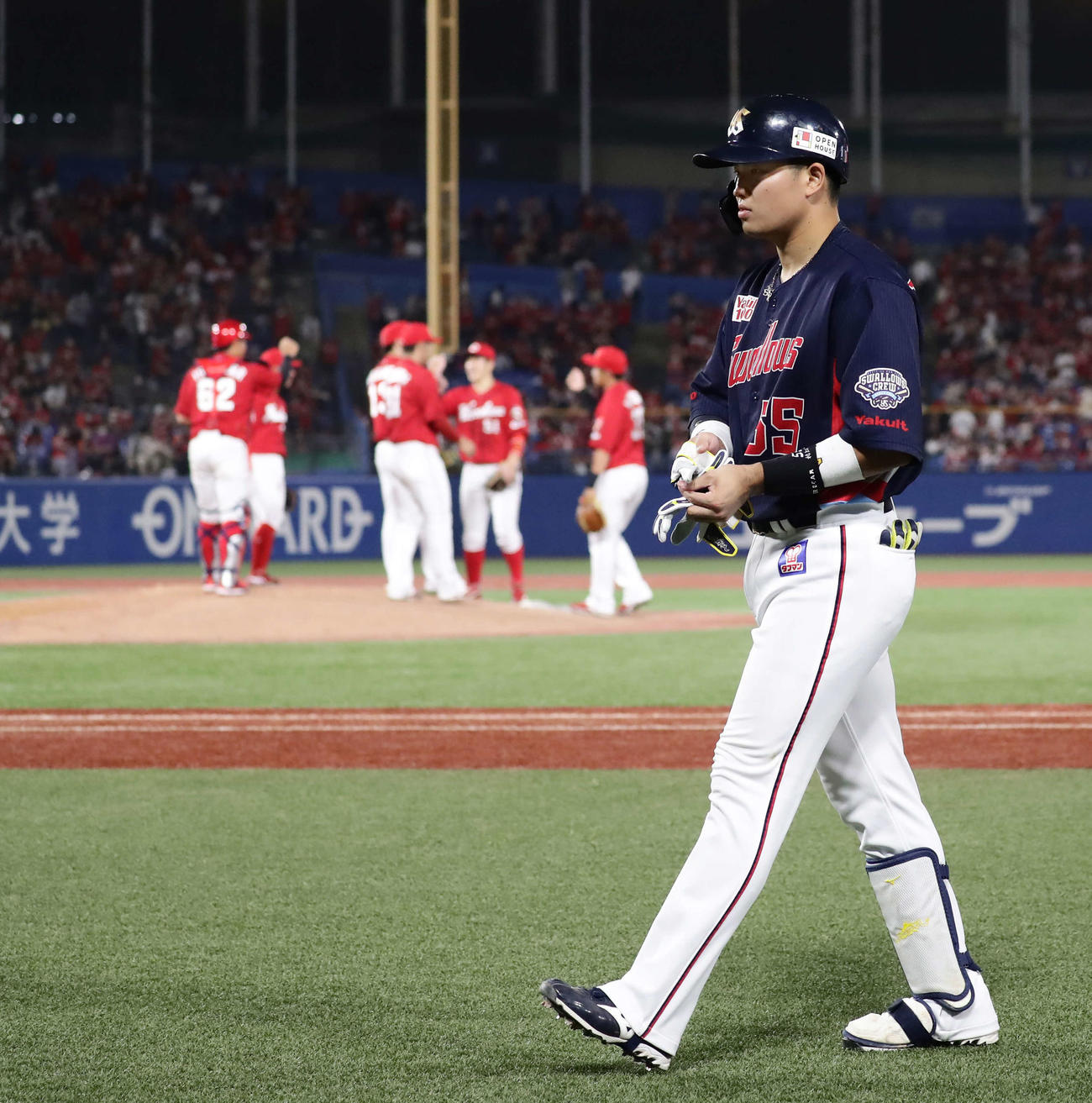 ヤクルト対広島　9回裏ヤクルト2死、一ゴロに倒れた村上は勝利を喜ぶ広島ナインを横目にベンチへ引き揚げる（撮影・丹羽敏通）