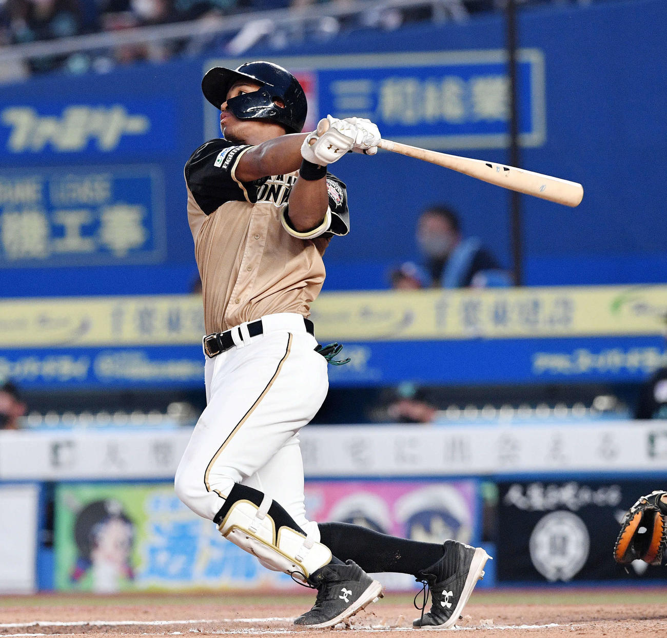ロッテ対日本ハム　6回表日本ハム1死一塁、万波は左中間へ勝ち越しの2点本塁打を放つ（撮影・滝沢徹郎）
