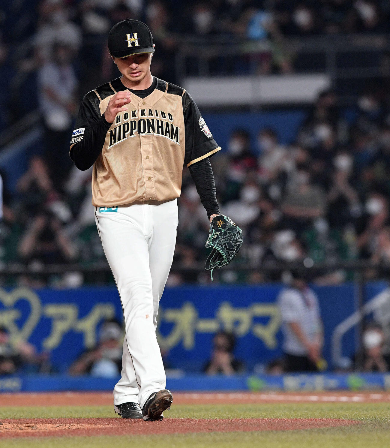 ロッテ対日本ハム　6回裏、同点に追いつかれた日本ハム上沢は悔しげな表情で引き揚げる（撮影・滝沢徹郎）