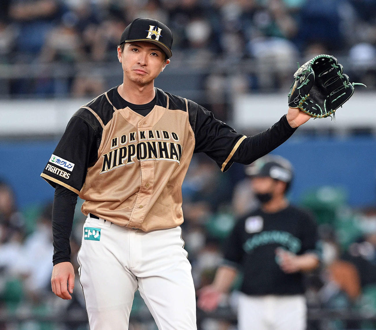ロッテ対日本ハム　4回裏、ロッテ藤岡の投手強襲打を受けるも気合の入った表情で引き揚げる日本ハム先発の上沢（撮影・滝沢徹郎）