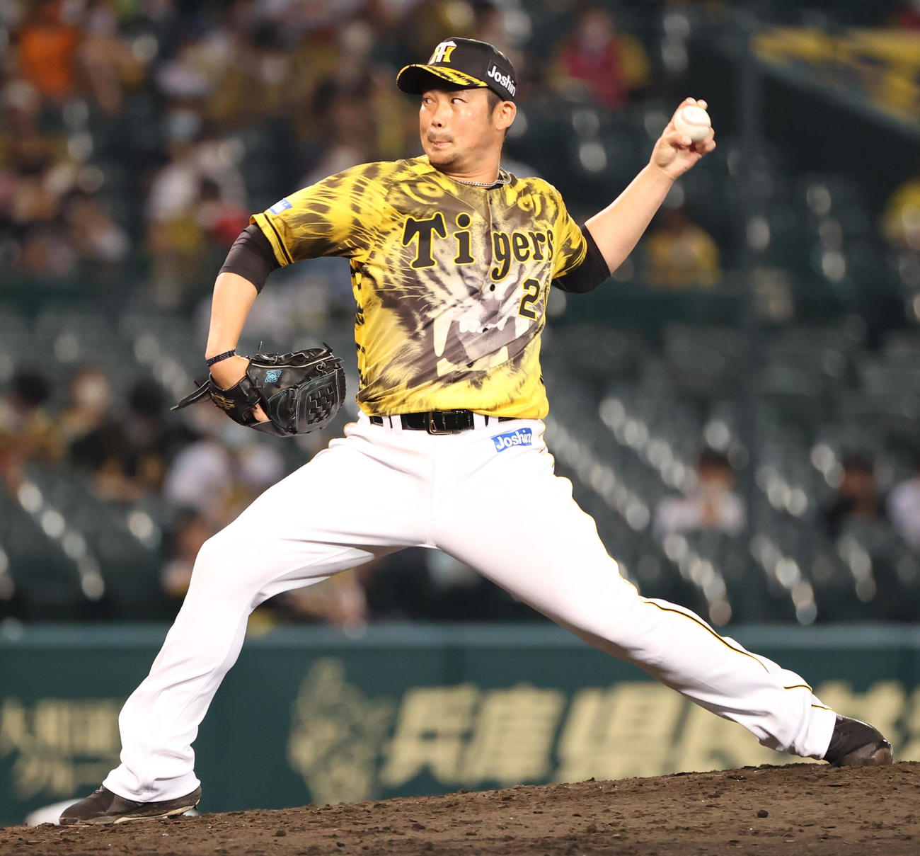 阪神対巨人　8回に登板する岩田稔（撮影・清水貴仁）