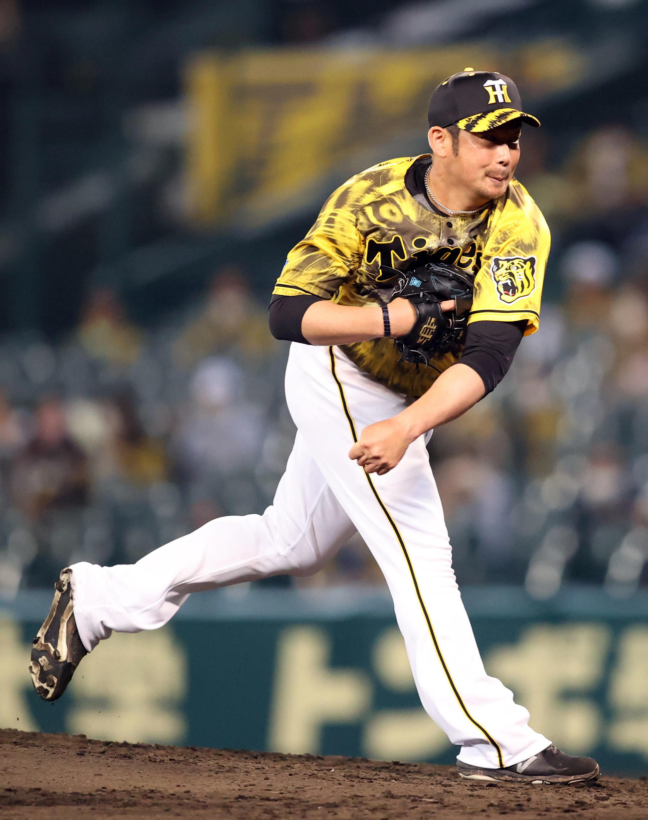 阪神対巨人　8回表から登板する岩田（撮影・狩俣裕三）