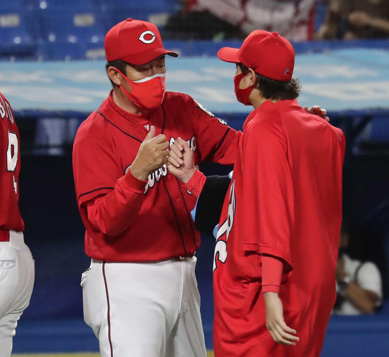 ヤクルト対広島　4勝目を挙げた大道（右）をねぎらう広島の佐々岡監督（撮影・丹羽敏通）