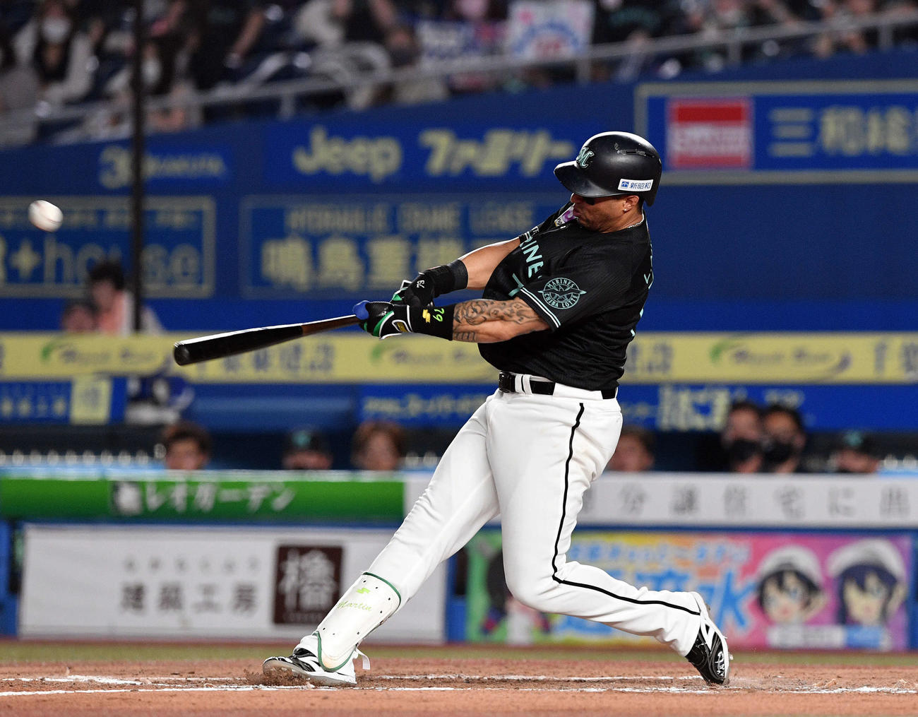 ロッテ対日本ハム　6回裏ロッテ1死一塁、マーティンは同点の右越え2点本塁打を放つ（撮影・滝沢徹郎）