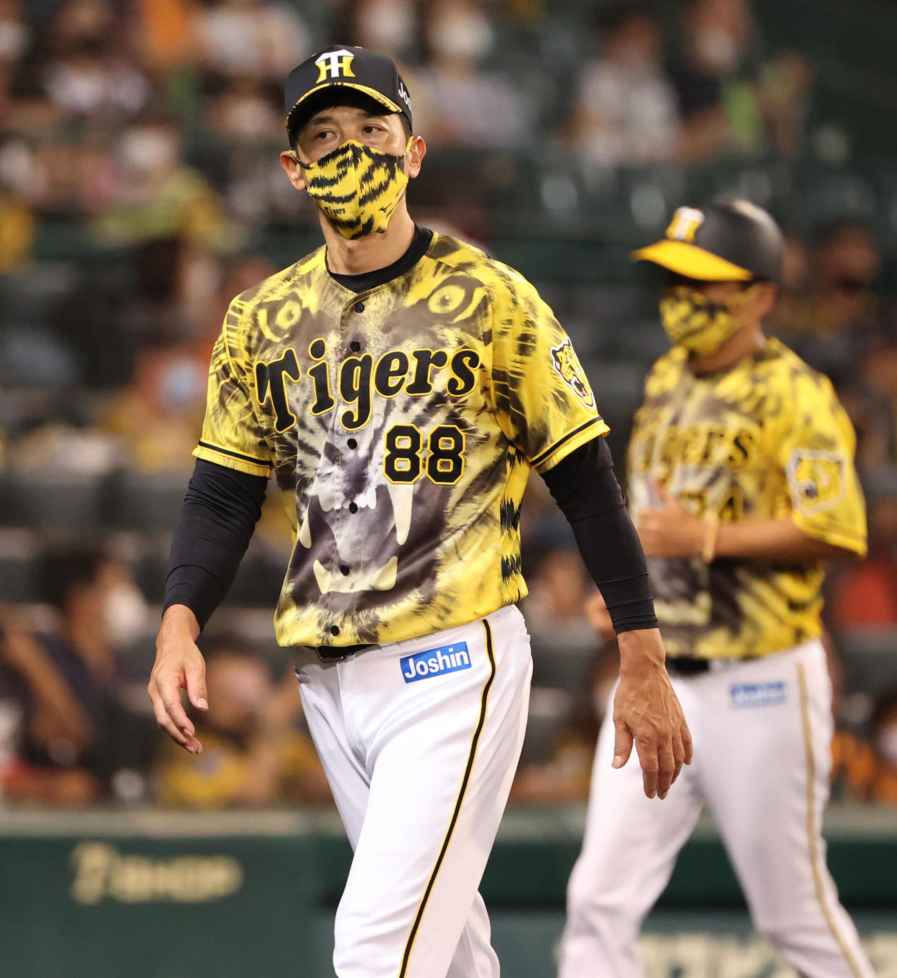 阪神対巨人　8回表巨人、選手交代を告げる矢野監督（撮影・清水貴仁）