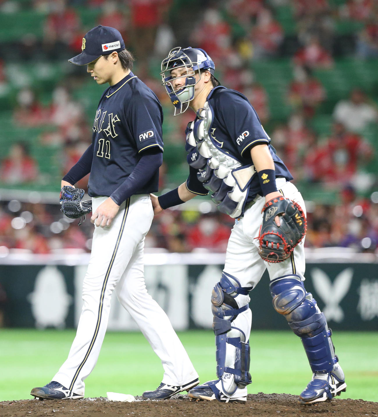 ソフトバンク対オリックス　6回裏ソフトバンク2死一塁、マウンドで話す山崎福と伏見（撮影・屋方直哉）