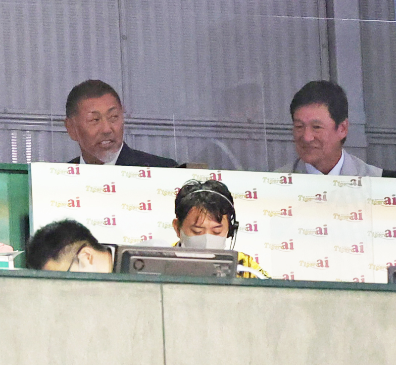 甲子園でのテレビ解説を終える清原和博氏（左）と片岡篤史氏（撮影・清水貴仁）