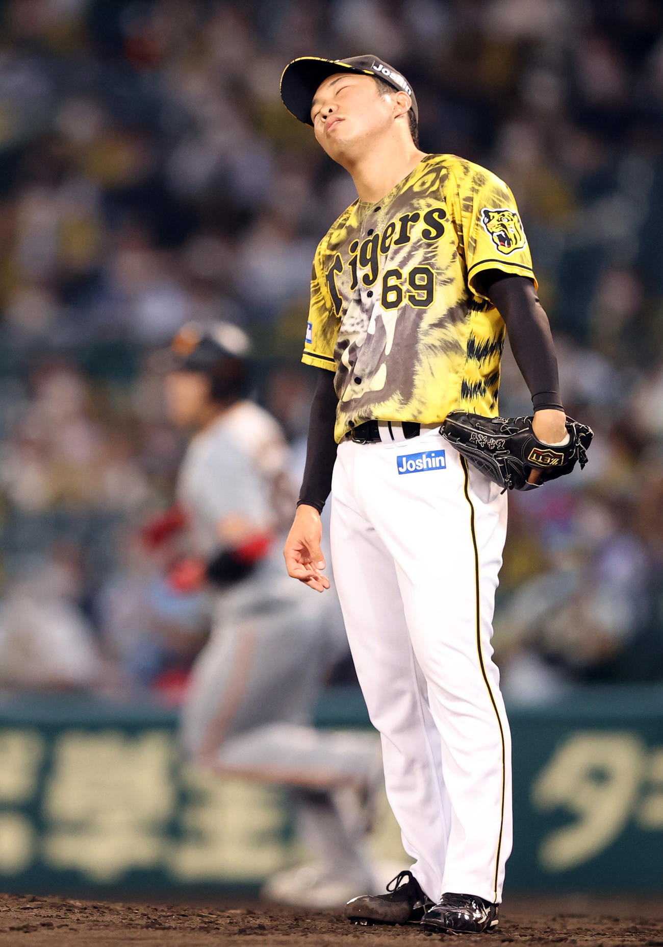 阪神対巨人　5回表巨人無死、岡本和真（後方）にソロ本塁打を浴びる石井大（撮影・狩俣裕三）