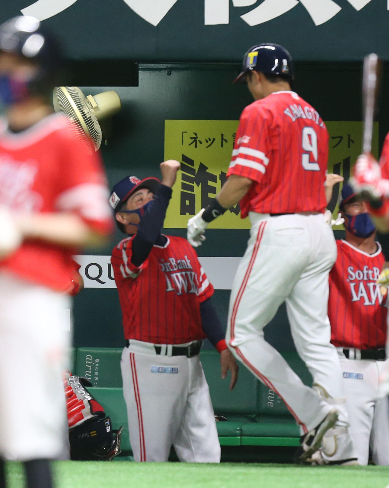 ソフトバンク対オリックス　3回裏ソフトバンク2死一塁、柳田は右越えの2点本塁打を放ち工藤監督とグータッチをする（撮影・屋方直哉）