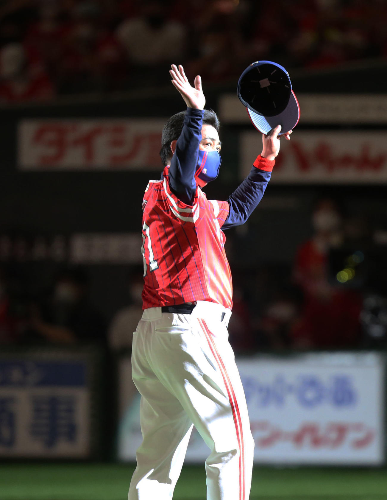 ソフトバンク対オリックス　オリックスに勝利し観客に手を振る工藤監督（撮影・屋方直哉）