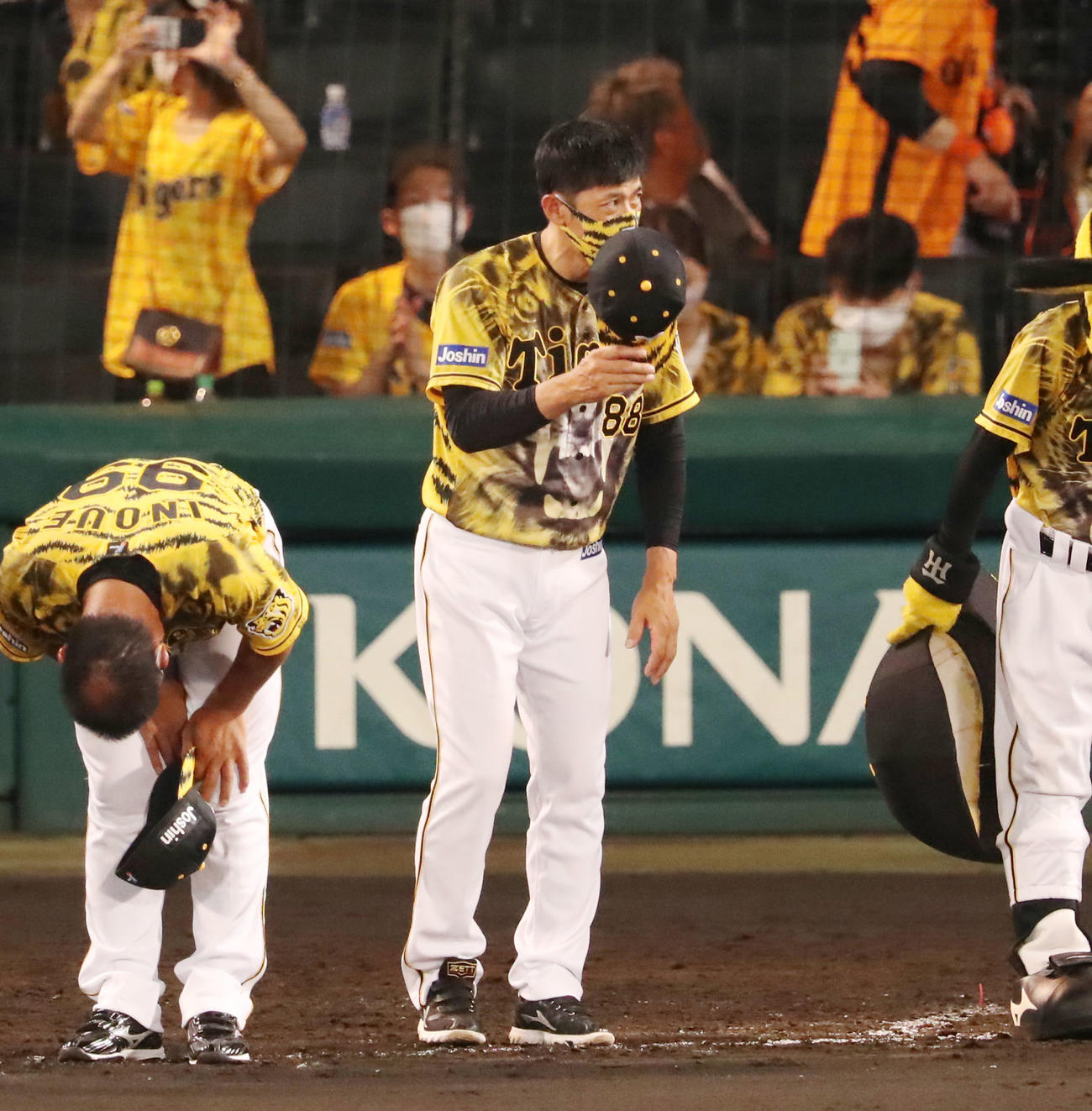 阪神対巨人　巨人に敗れスタンドへ一礼する矢野監督（撮影・加藤哉）