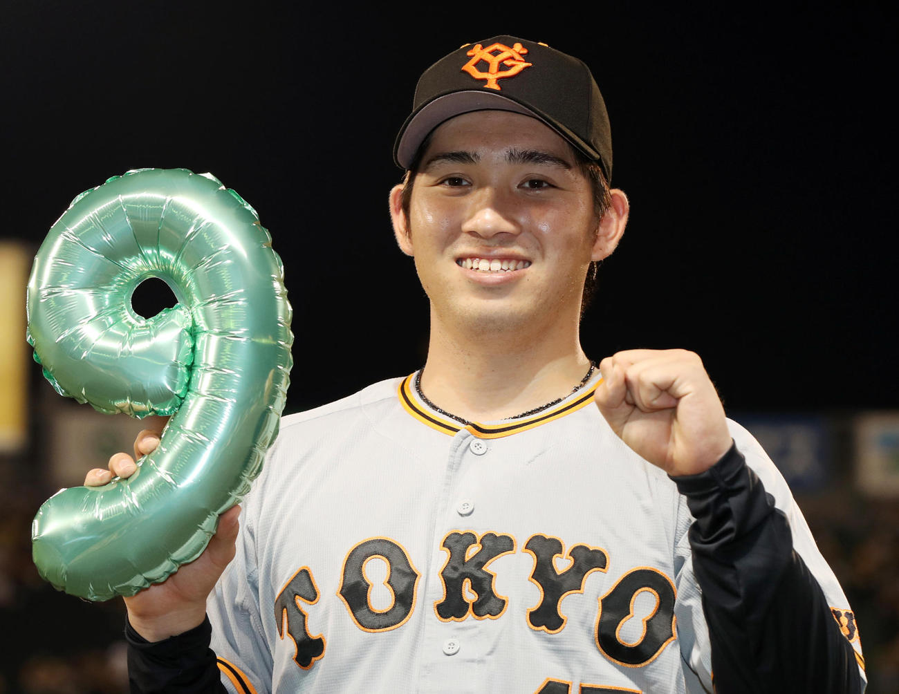 阪神対巨人　9勝目を挙げ、記念撮影で笑顔を見せる高橋（撮影・狩俣裕三）