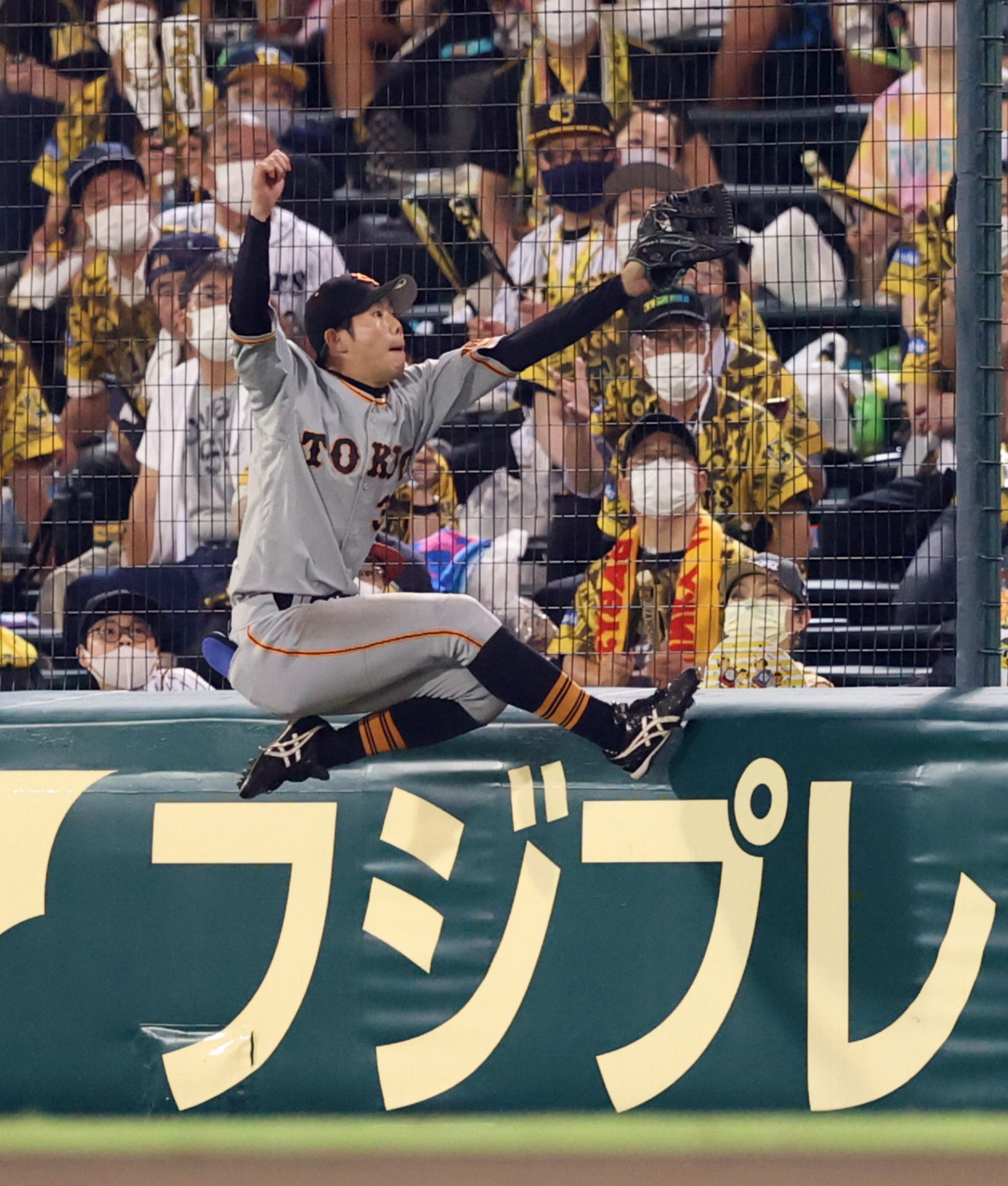 阪神対巨人　6回裏阪神無死、西勇の右邪飛を好捕する松原（撮影・狩俣裕三）