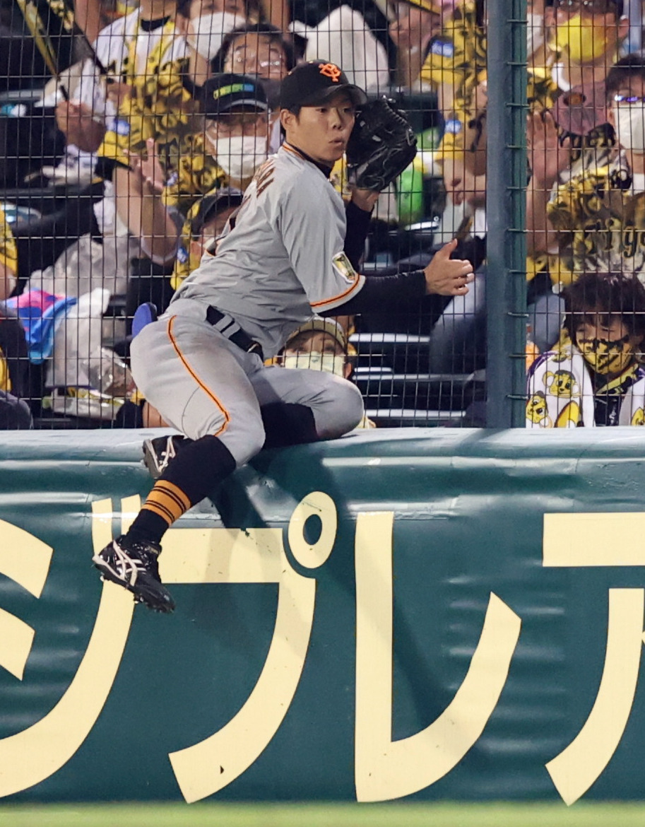 阪神対巨人　6回裏阪神無死、西勇の右邪飛を好捕する松原（撮影・狩俣裕三）