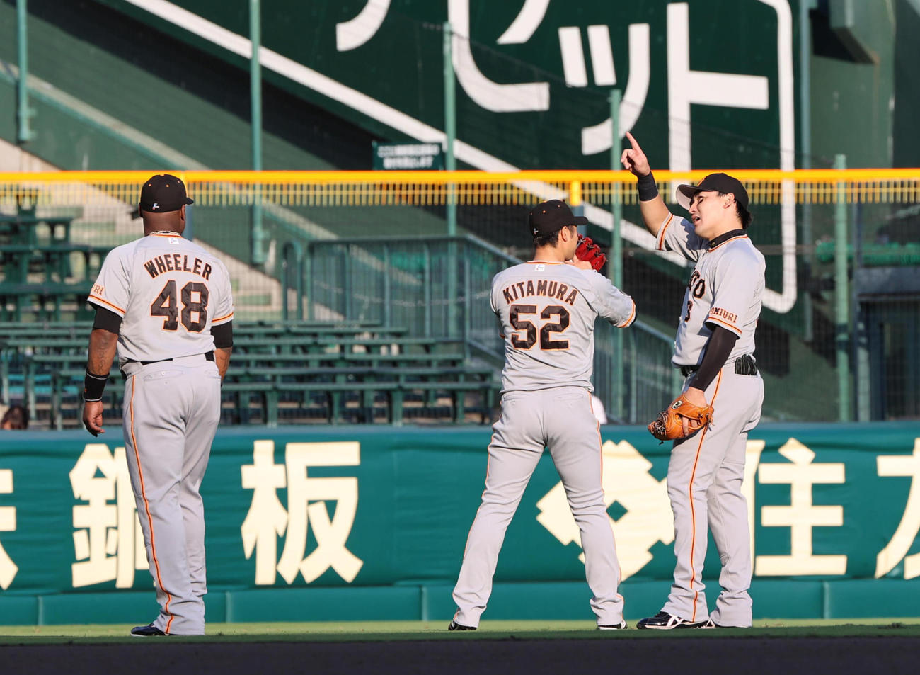 阪神対巨人　試合前天気を気にする巨人丸（右）（撮影・清水貴仁）