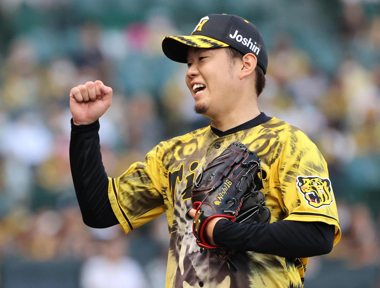 阪神対巨人1回を3人で抑え笑顔をみせる阪神西勇（撮影・清水貴仁）