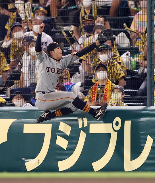 阪神対巨人　6回裏阪神無死、西勇の右邪飛を好捕する松原（撮影・狩俣裕三）