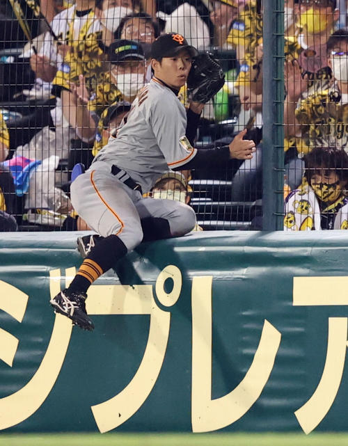 阪神対巨人　6回裏阪神無死、西勇の右邪飛を好捕する松原（撮影・狩俣裕三）