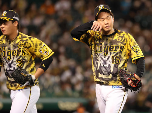 阪神対巨人　8回に失点し厳しい顔でベンチに戻る阪神西勇（撮影・清水貴仁）