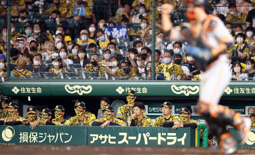 阪神対巨人　試合後、捕手小林（手前）がガッツポーズで喜ぶ中、ぶぜんとした表情の西勇（後方右から2人目）ら阪神ベンチ（撮影・狩俣裕三）