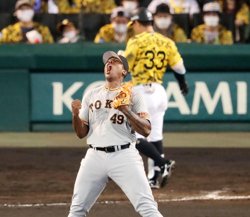 阪神対巨人　9回裏阪神2死、ビエイラは糸原から空振り三振を奪い雄たけびを上げる（撮影・加藤哉）