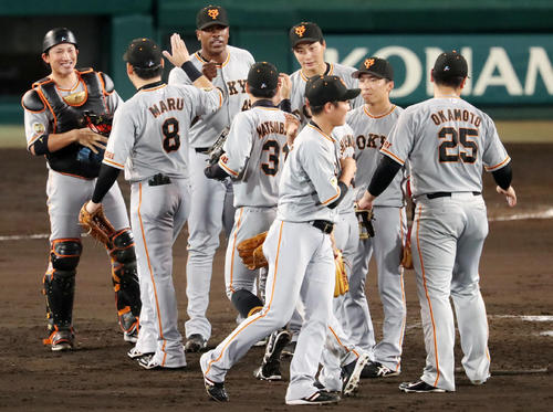 阪神対巨人　阪神に勝利しマウンドでエアタッチする巨人ナインたち（撮影・加藤哉）