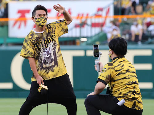 阪神対巨人　試合前に登場するココリコ遠藤章造（撮影・清水貴仁）