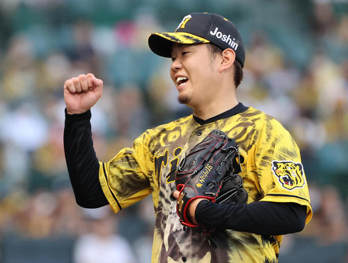 阪神対巨人1回を3人で抑え笑顔をみせる阪神西勇（撮影・清水貴仁）