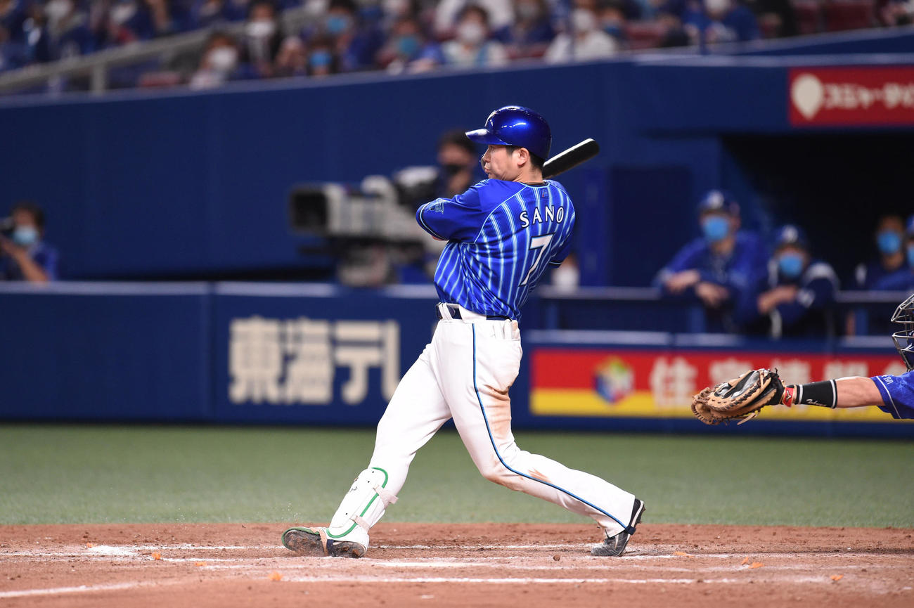中日対DeNA 9回表DeNA2死二塁、右前適時打を放つ佐野（撮影・森本幸一）