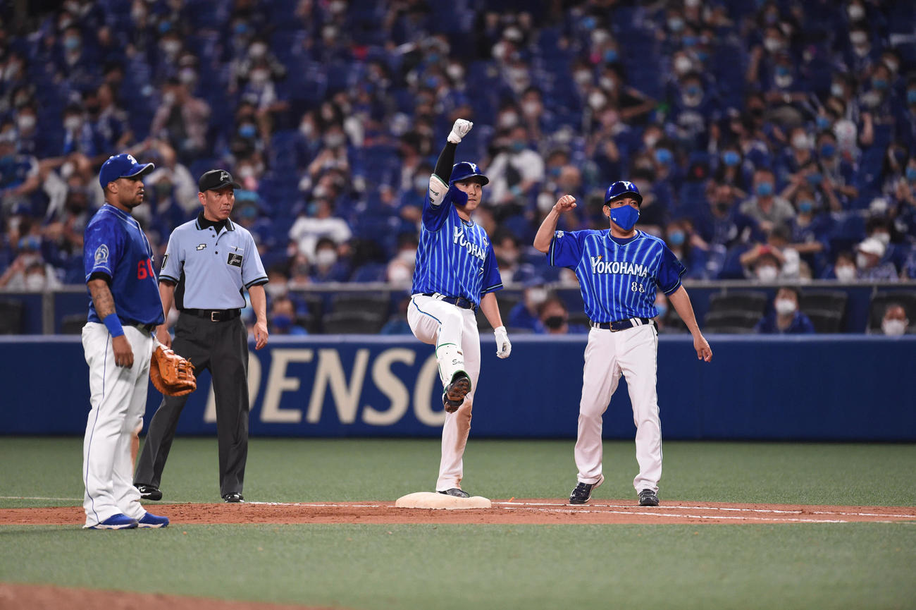 中日対DeNA 9回表DeNA2死二塁、右前適時打を放った佐野（撮影・森本幸一）