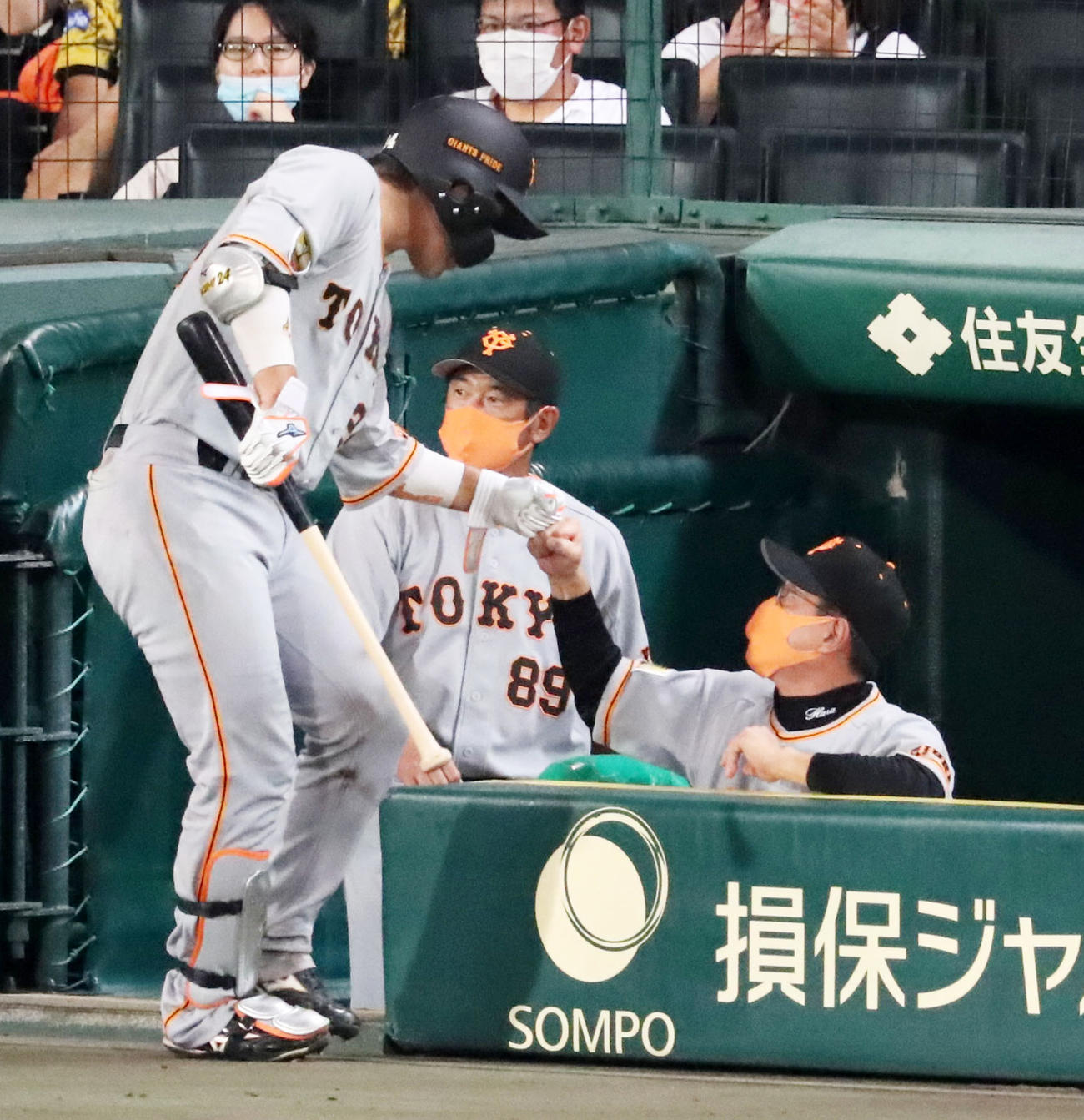 8回表巨人1死三塁、は左線適時打を放った大城は原監督（右）とグータッチ（撮影・加藤哉）