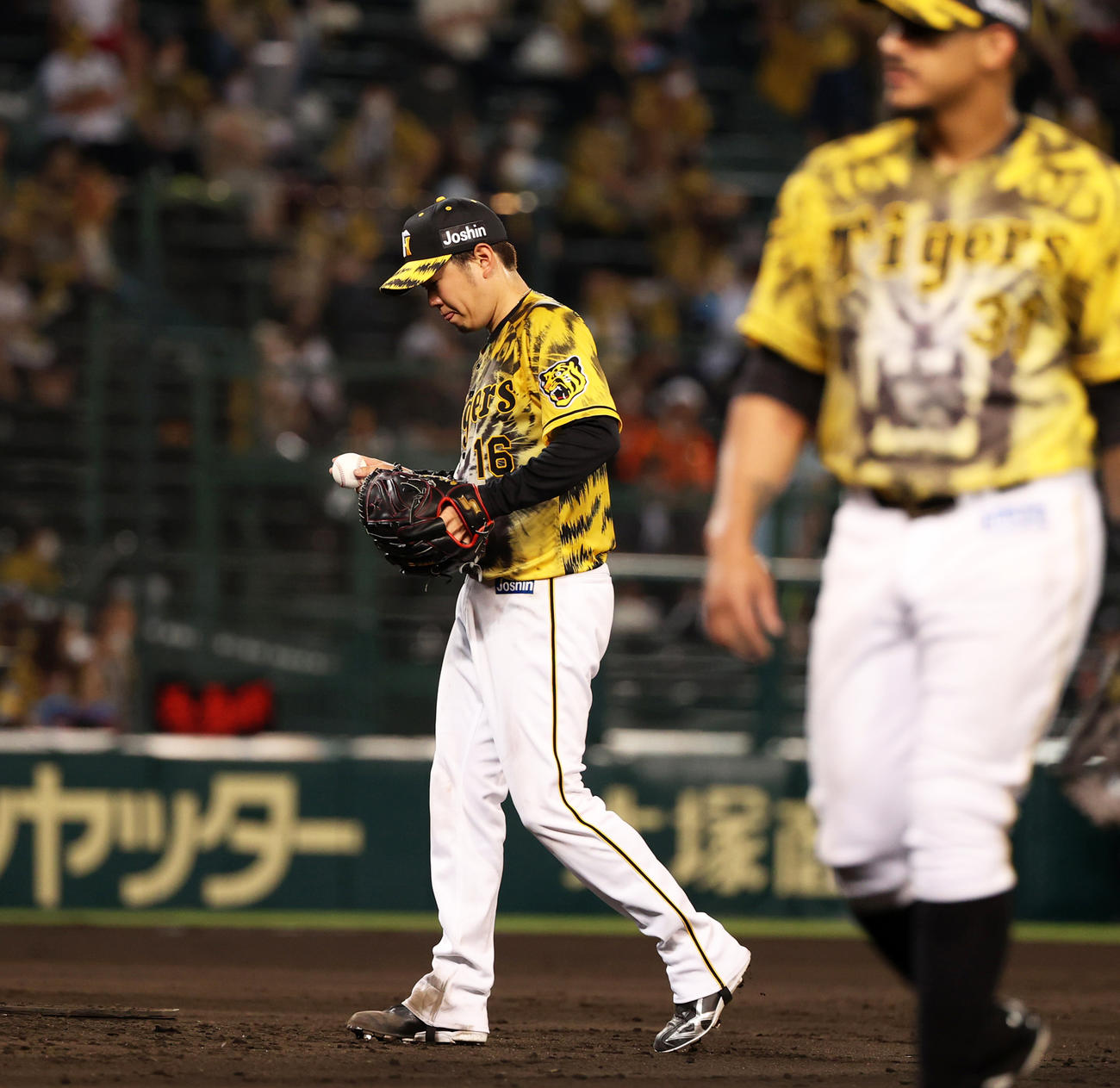 8回表巨人1死三塁、大城に勝ち越し適時打を許し厳しい顔をみせる阪神西勇輝（撮影・清水貴仁）