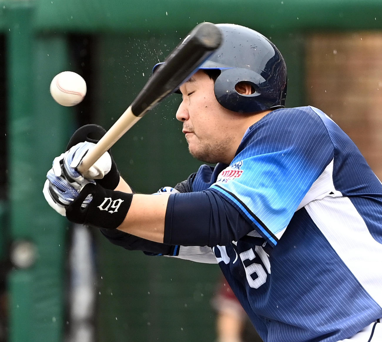 楽天対西武　6回表西武2死二塁、自打球が顔面付近をかすめる中村（撮影・たえ見朱実）