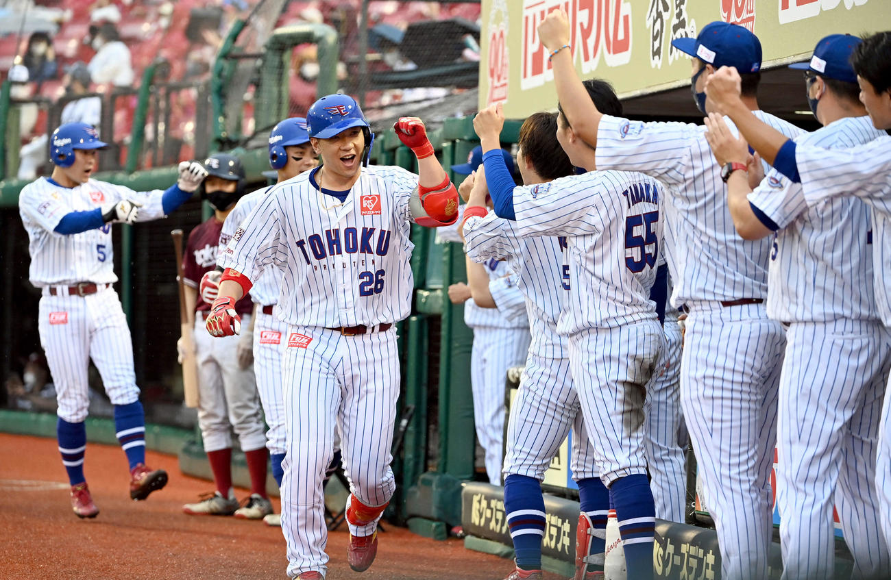 楽天対西武　8回裏楽天1死二、三塁、3点本塁打を放ち笑顔でナインとハイタッチする炭谷（撮影・たえ見朱実）