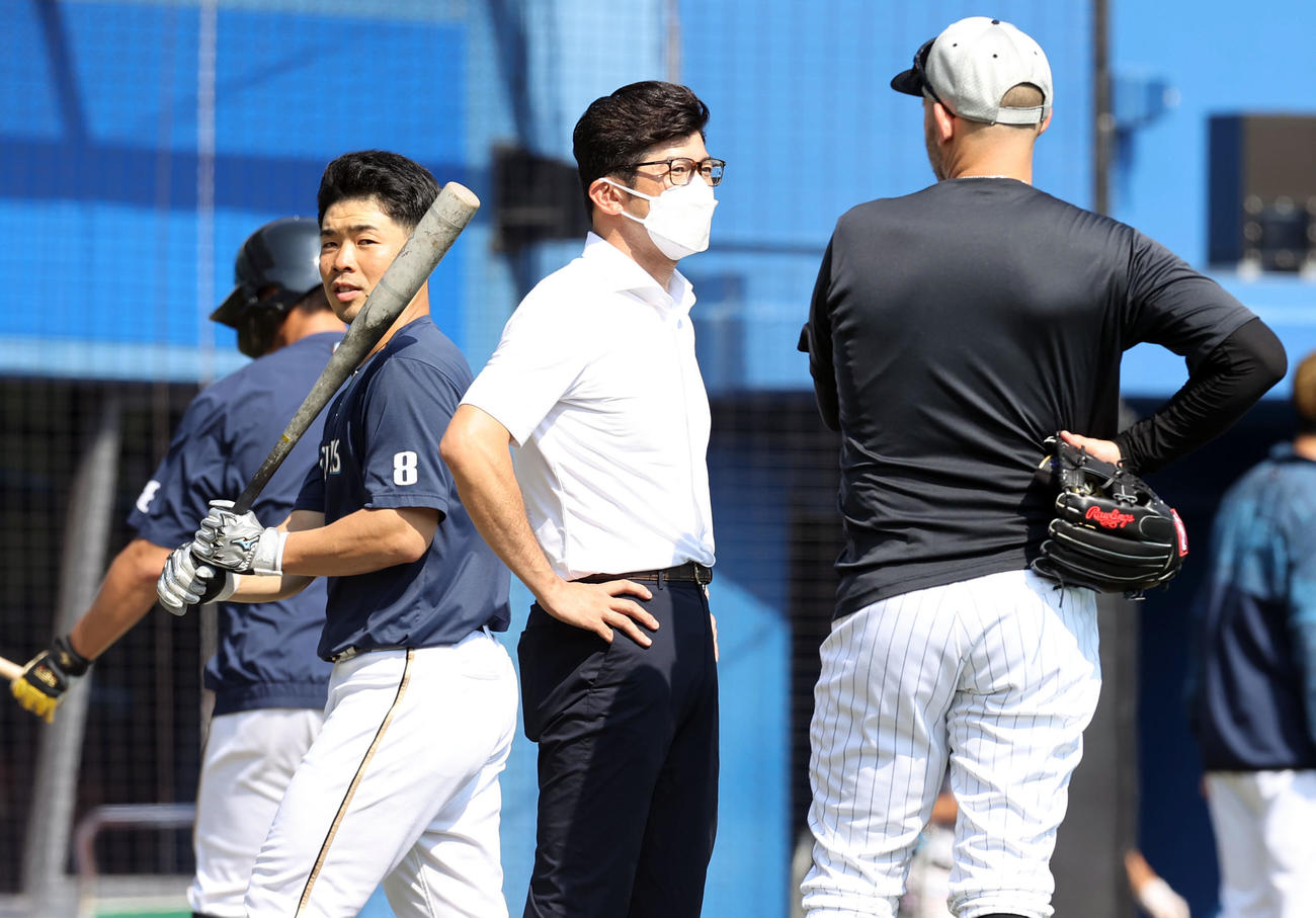 ロッテ対日本ハム　試合前、言葉を交わす日本ハム近藤（左）、侍ジャパン建山コーチ（中央）、ロッテのレアード（撮影・垰建太）