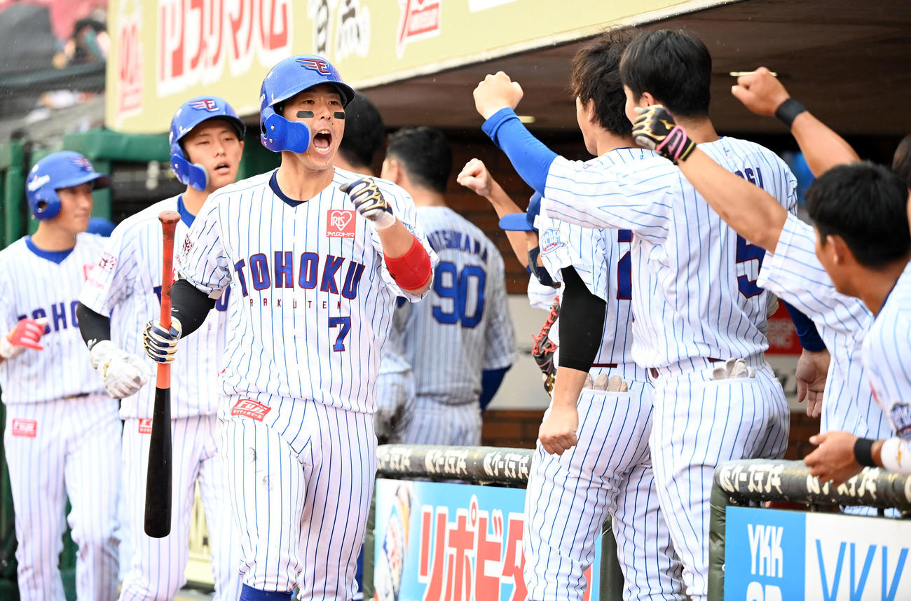 楽天対西武　7回裏楽天1死一、二塁、3点本塁打を放った鈴木大はナインとハイタッチ（撮影・たえ見朱実）