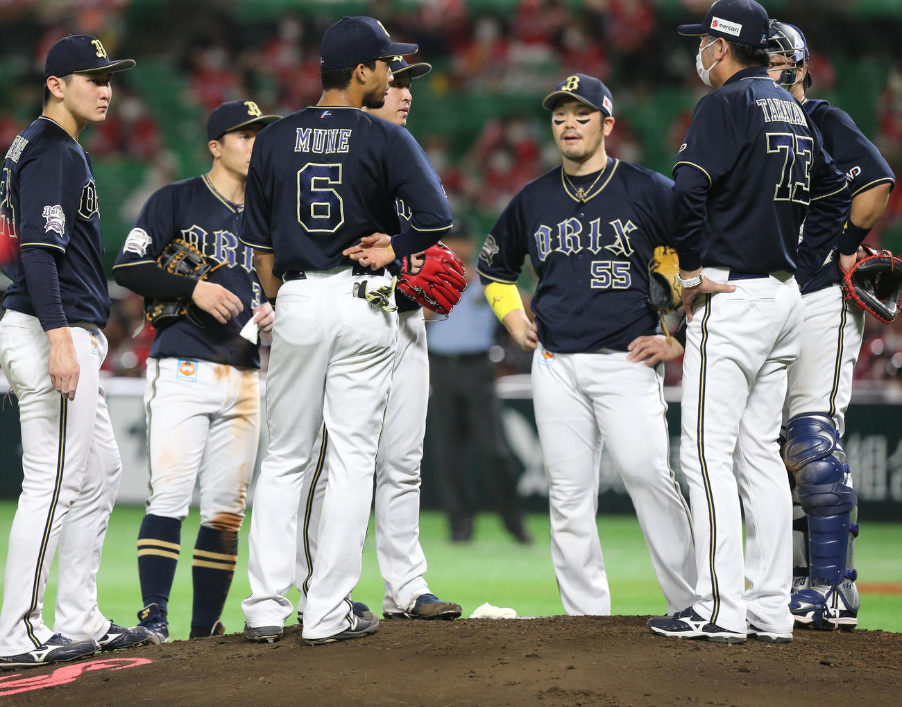 ソフトバンク対オリックス　7回裏ソフトバンク2死二塁、マウンドに集まるオリックスナイン（撮影・屋方直哉）