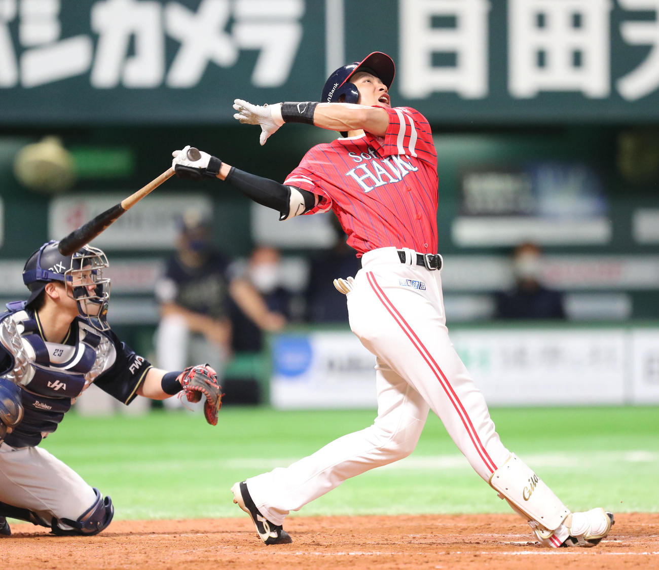 ソフトバンク対オリックス　8回裏ソフトバンク無死、柳田悠岐は右越えに勝ち越し本塁打を放つ（撮影・梅根麻紀）