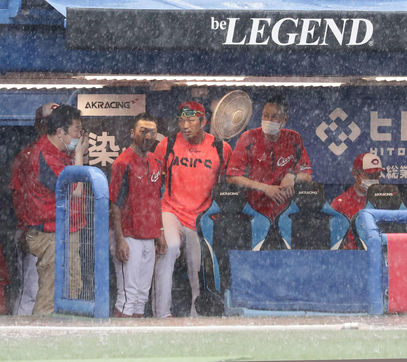 ゲリラ豪雨に襲われてベンチへ逃げ込んだ菊池涼介、鈴木誠也ら広島ナイン（撮影・丹羽敏通）