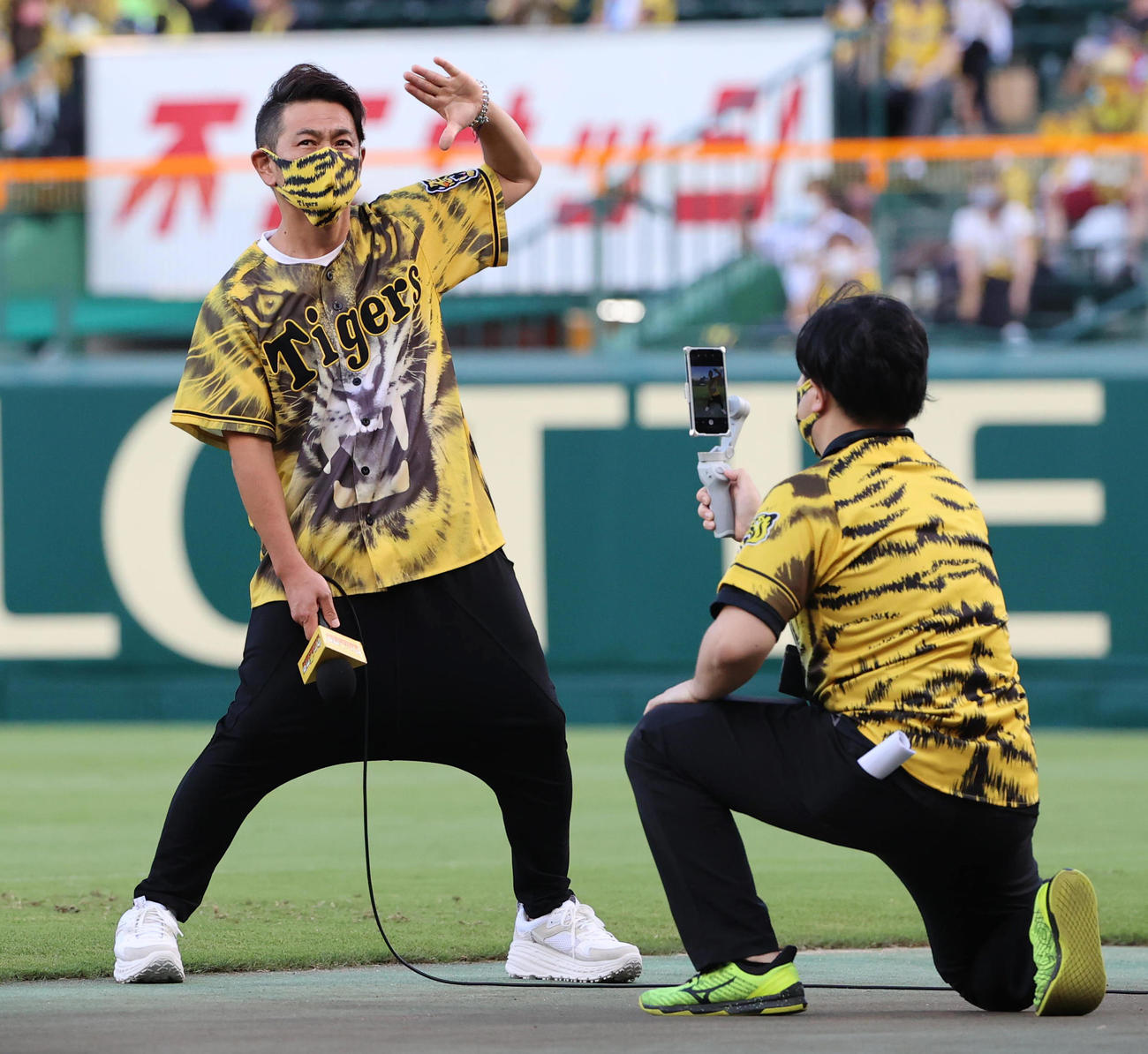 阪神対巨人　試合前に登場するココリコ遠藤章造（撮影・清水貴仁）