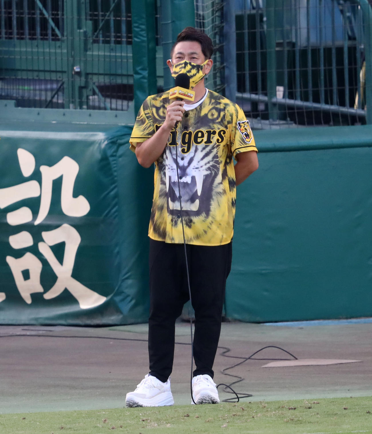 阪神対巨人　グラウンドに登場したココリコの遠藤章造（撮影・加藤哉）