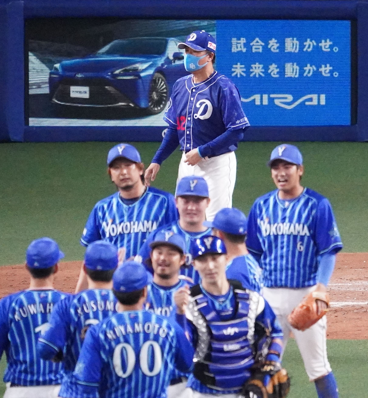 中日対DeNA　試合終了、喜ぶDeNAナインと対照的にさえない表情で整列する与田監督（撮影・森本幸一）