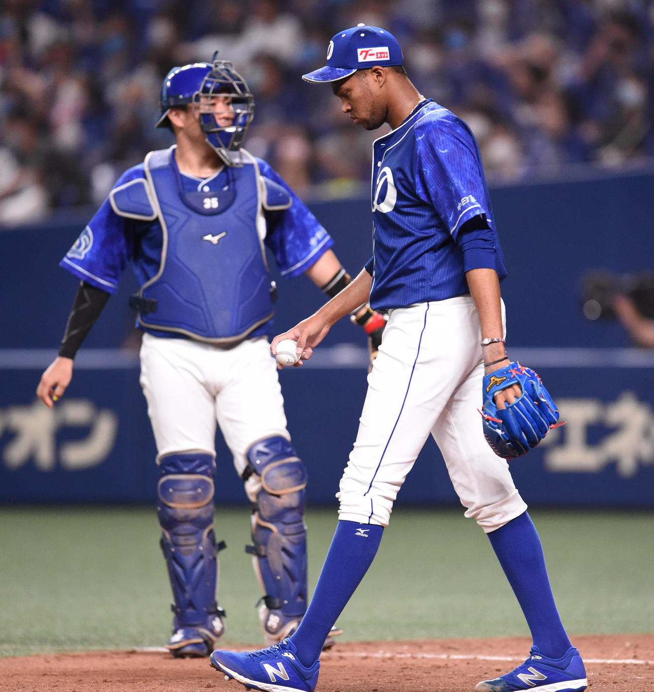 中日対DeNA 9回表DeNA2死一塁、佐野に同点打を浴びうなだれるR・マルティネス（撮影・森本幸一）