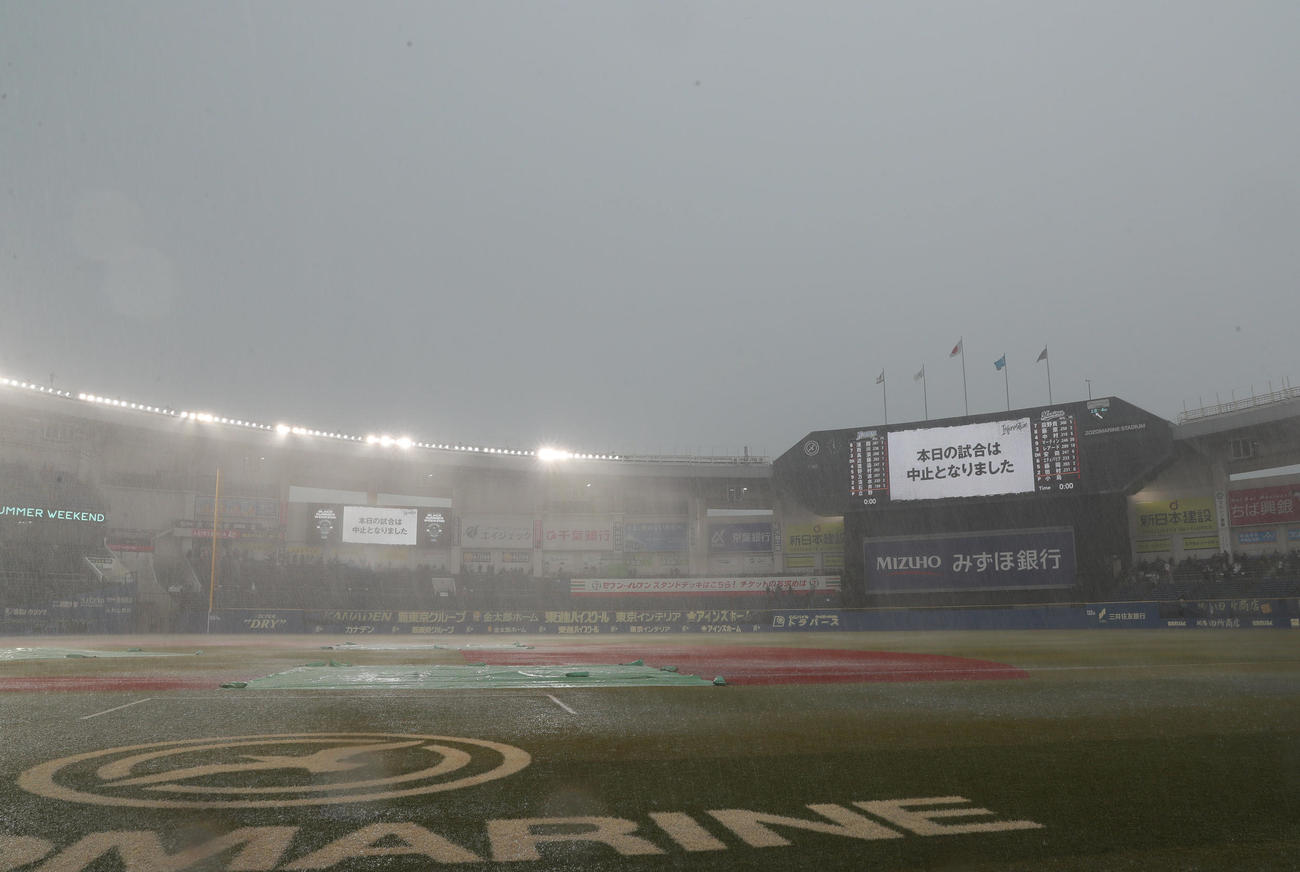 ロッテ対日本ハム　試合前、突然降り出した雷雨の影響で試合中止を知らせる電光掲示板（撮影・垰建太）