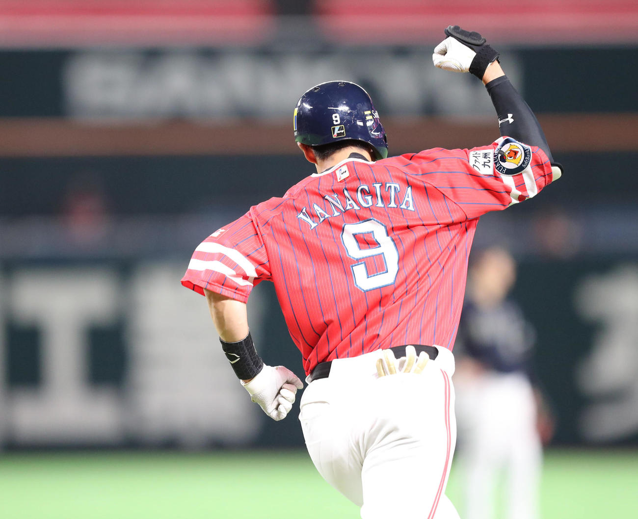 ソフトバンク対オリックス　8回裏ソフトバンク無死、柳田悠岐は右越えに勝ち越し本塁打を放ちガッツポーズ（撮影・梅根麻紀）