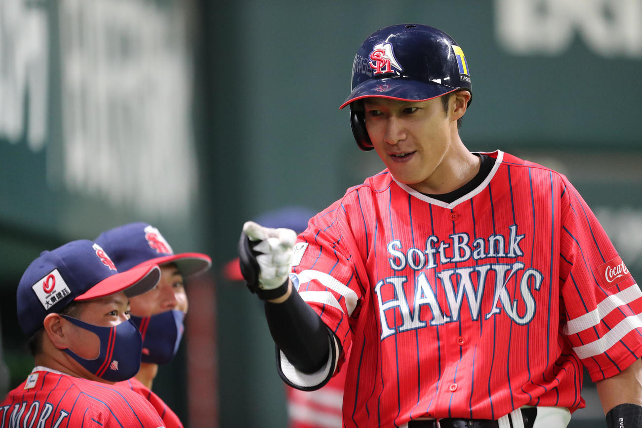 ソフトバンク対オリックス　8回裏ソフトバンク無死、柳田悠岐は右越えに勝ち越し本塁打を放ちナインとハイタッチ（撮影・梅根麻紀）