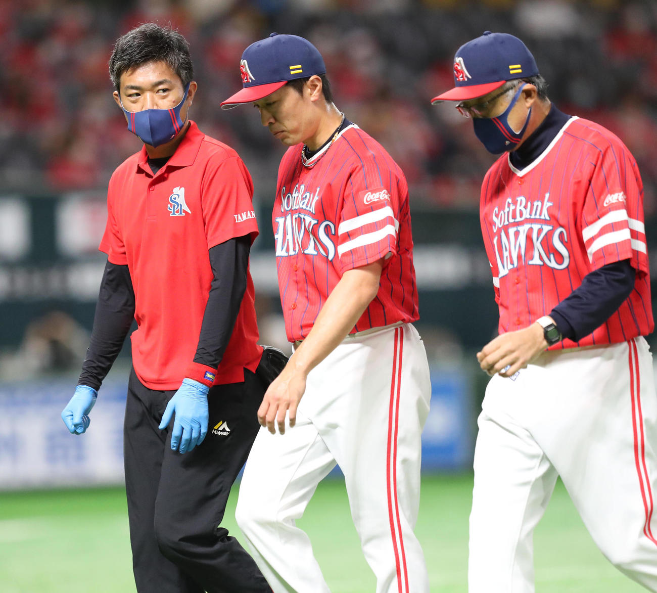 ソフトバンク対オリックス　4回途中、足を樹にするしぐさを見せる和田毅、一旦治療に戻る（撮影・梅根麻紀）