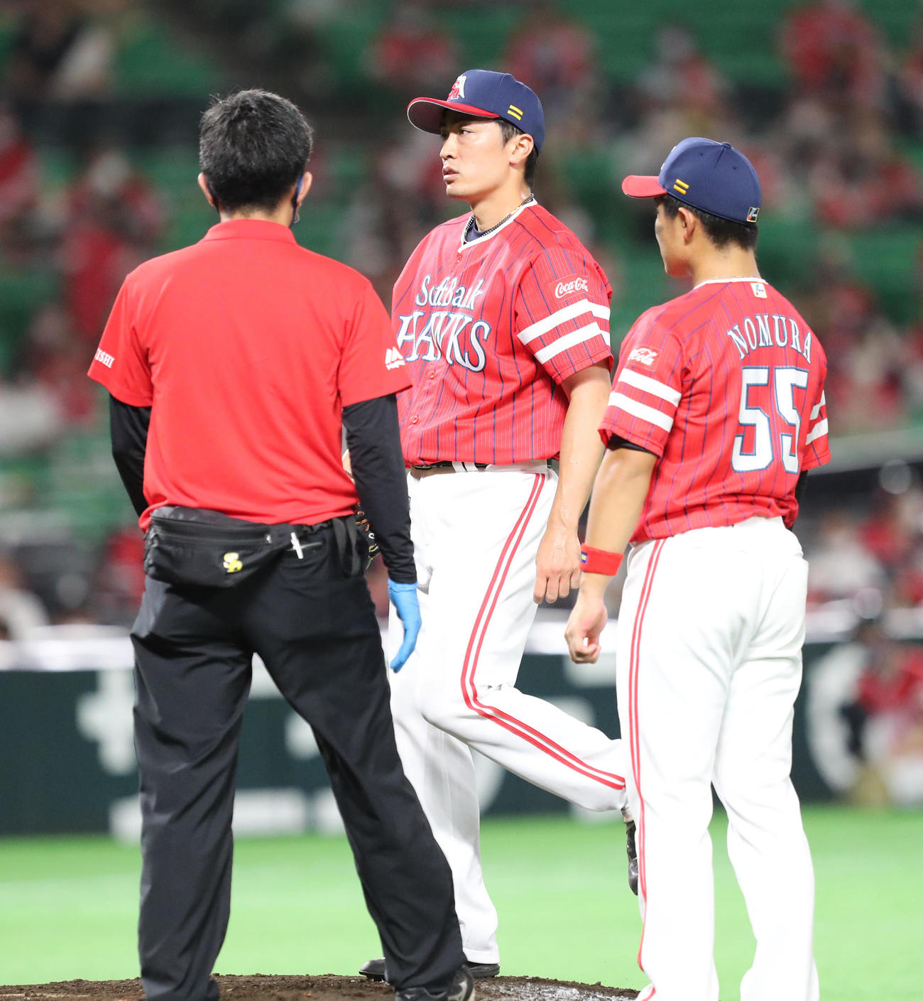 ソフトバンク対オリックス　4回途中、足を攣らせて降板する和田（撮影・梅根麻紀）