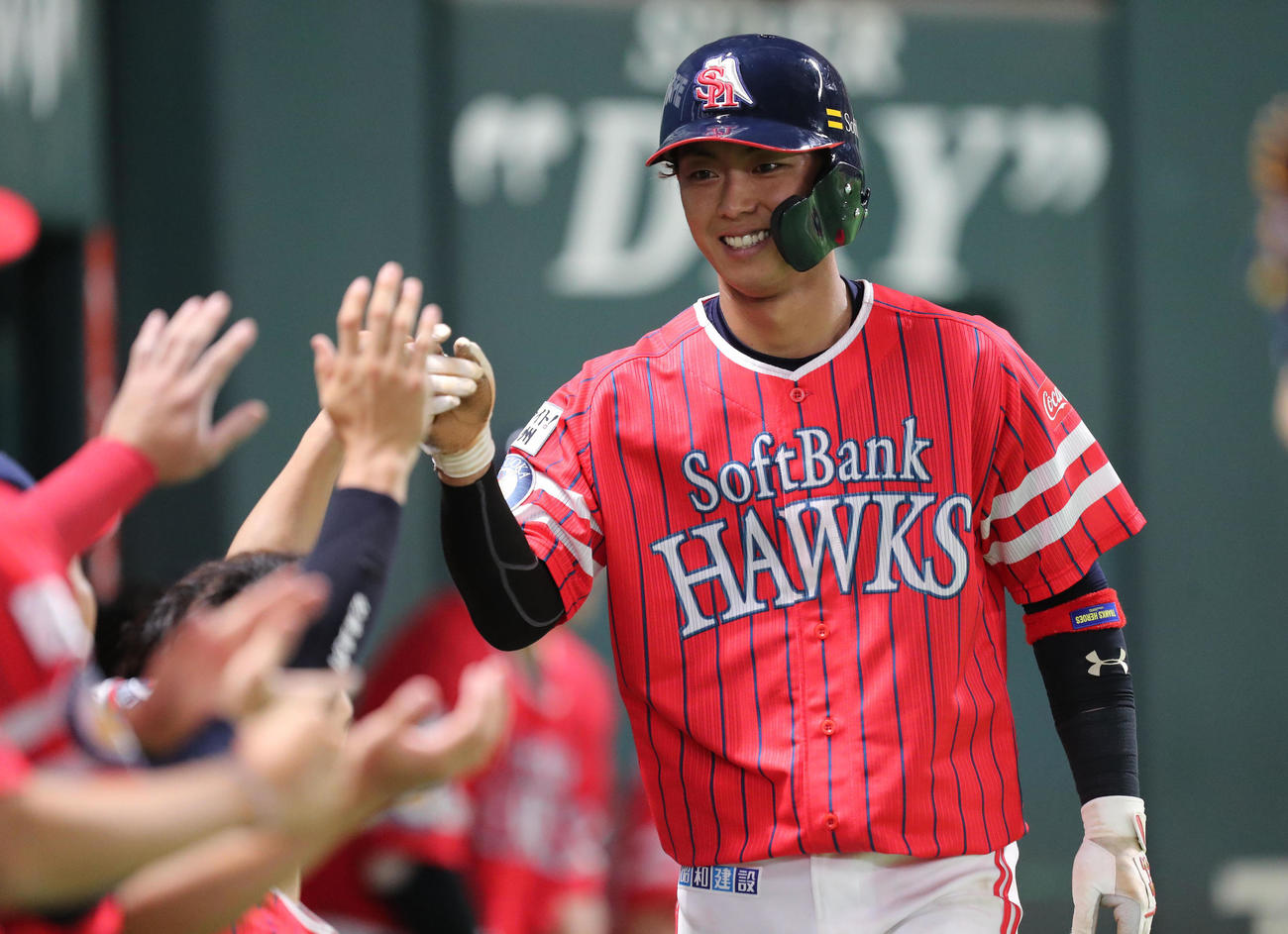 ソフトバンク対オリックス　7回裏ソフトバンク2死三塁、三森大貴の左前同点適時二塁打で生還した今宮健太（撮影・梅根麻紀）